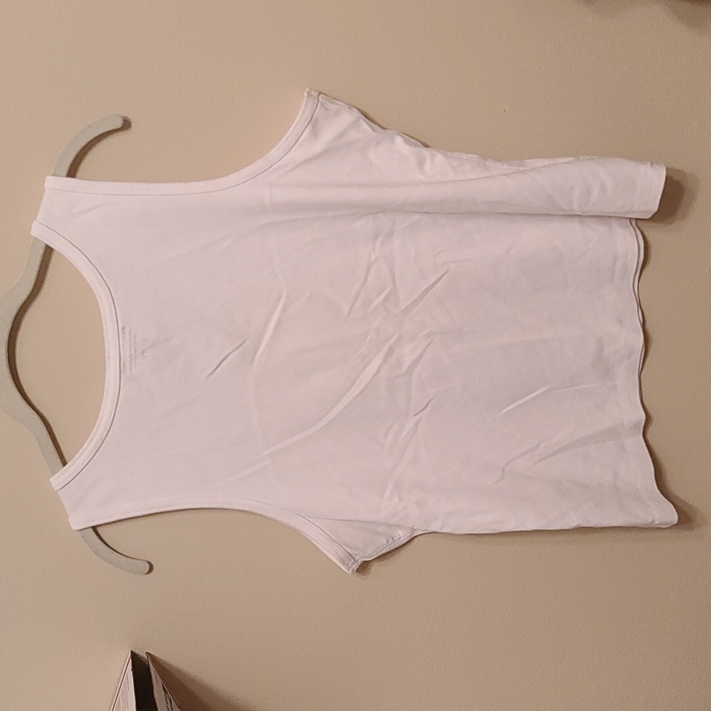 4 for $10      2 tanks tops - Picture 7 of 8